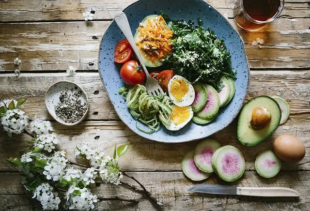 花粉による肌荒れに悩まされている人必見!食事でできる対策とは?